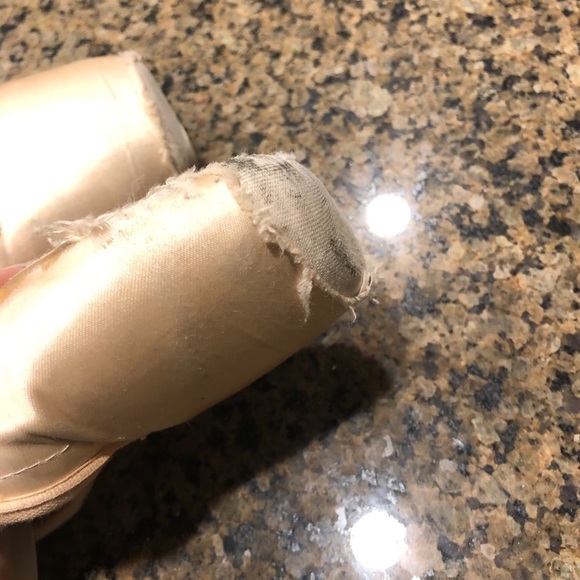 Old used pointe shoes - Picture 5 of 9